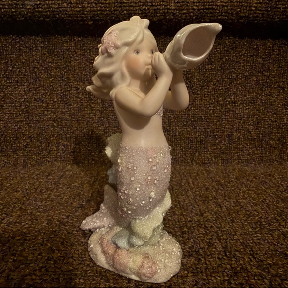 Enesco Other - Coral Kingdom Shimmering Mermaid “Aria”